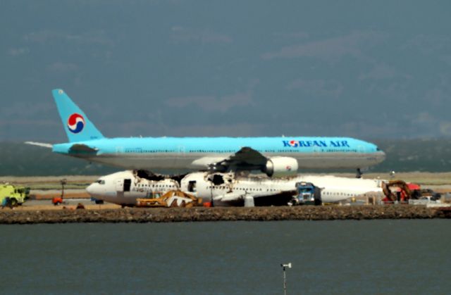 Boeing 777-200 (HL7742) - Asiana Flight 214 July 11, 2013 - NTSB beginning to remove hulk.