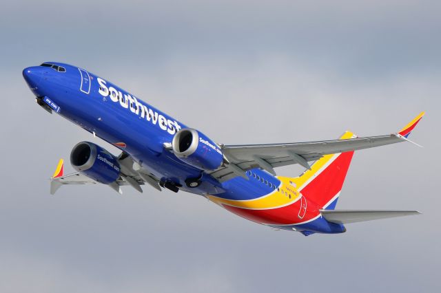 Boeing 737 MAX 8 (N8716B) - SWA323 departing RWY 24L for Phoenix Sky Harbor Intl (KPHX)‬‬ on 5 Jan 2018. N8716B is one of many B737 Max-8’s Southwest has purchased.