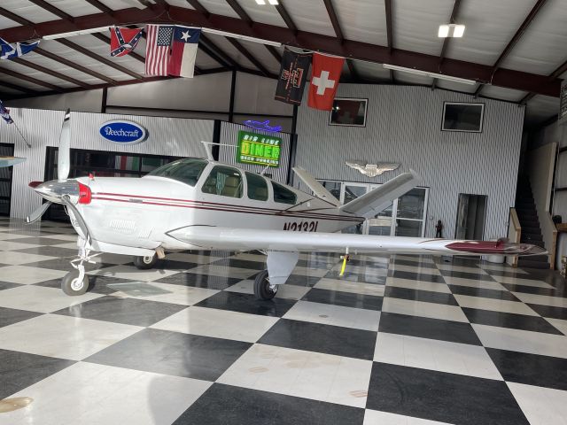 Beechcraft 35 Bonanza (N2132L)