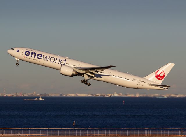 BOEING 777-300ER (JA732J)