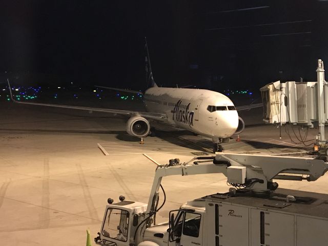 Boeing 737-800 (N523AS)