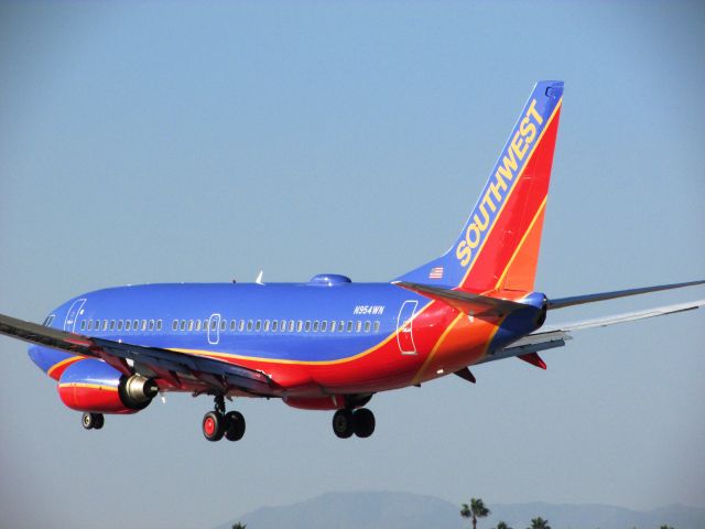 Boeing 737-700 (N954WN) - Landing RWY 30