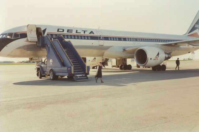 Boeing 757-200 (N604DL)