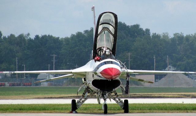 Lockheed F-16 Fighting Falcon — - Thunderbird #7 waits for show time.