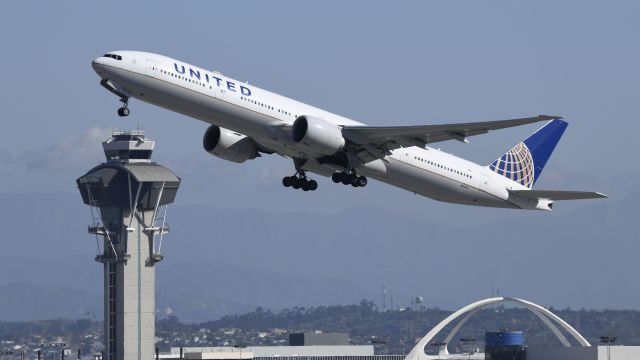 BOEING 777-300ER (N2142U) - Departing LAX on 25R