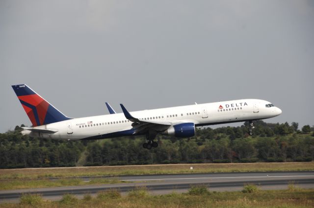 Boeing 757-200 (N543US) - Landing at NRT Airport Runway 16L on 2011/10/10