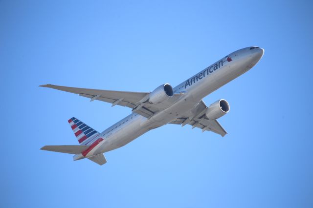 BOEING 777-300ER (N718AN)