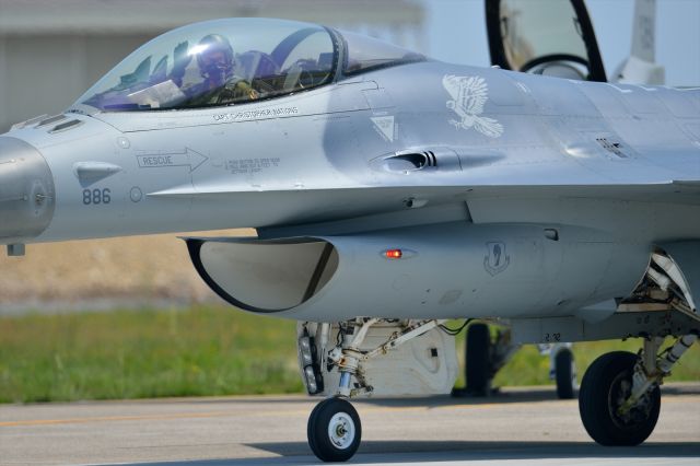 Lockheed F-16 Fighting Falcon (92-3886) - PACAF F-16 Demo Team inbr / Friendship Day MCAS Iwakuni 2012