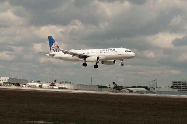 Airbus A320 (N467UA)