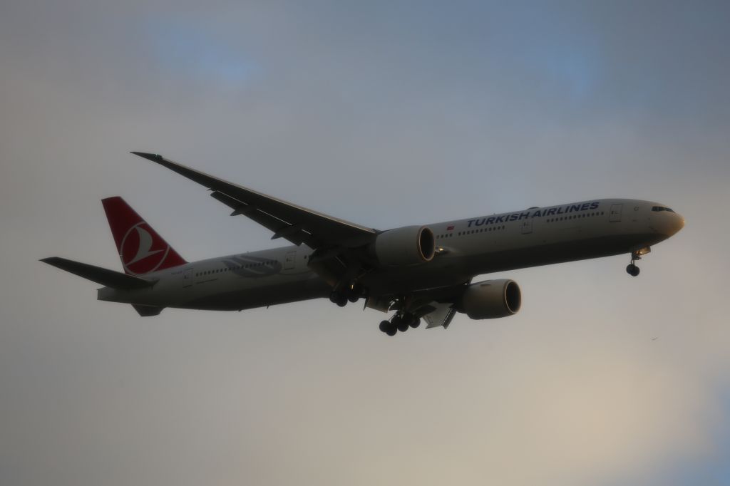 BOEING 777-300ER (TC-JJI)