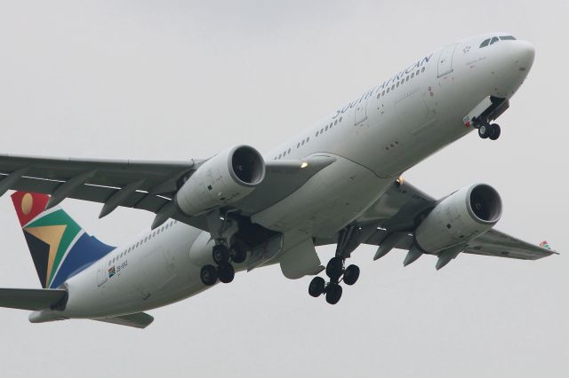 Airbus A330-200 (ZS-SXZ) - SA235 taking off from London Heathrow going to Johannesburg on Monday 21/08/17