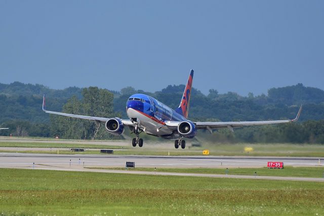 Boeing 737-700 (N715SY) - Leaving KGRR