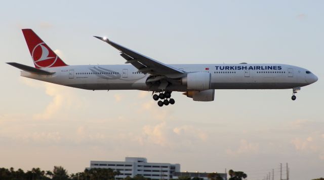 BOEING 777-300ER (TC-LJA)