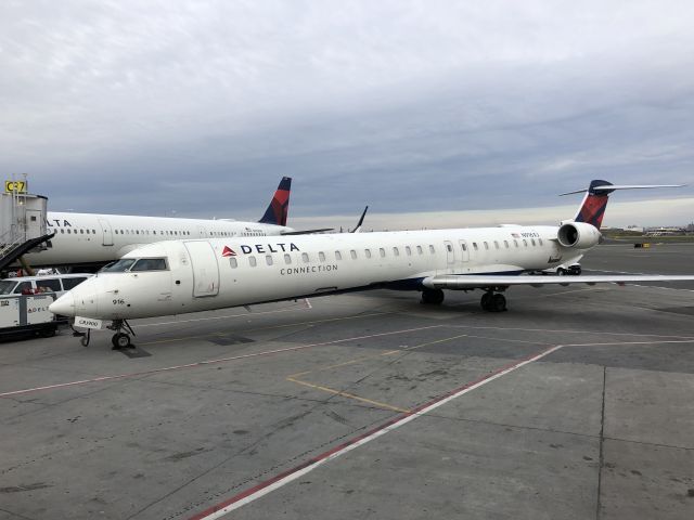 Canadair Regional Jet CRJ-900 (N916XJ)