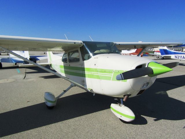 Cessna Skyhawk (N80729) - On the ramp