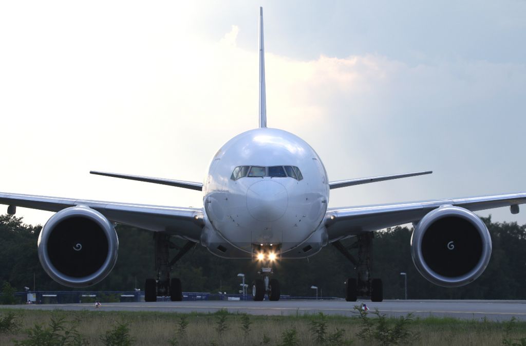 BOEING 777-200LR (D-AALF) - face to face