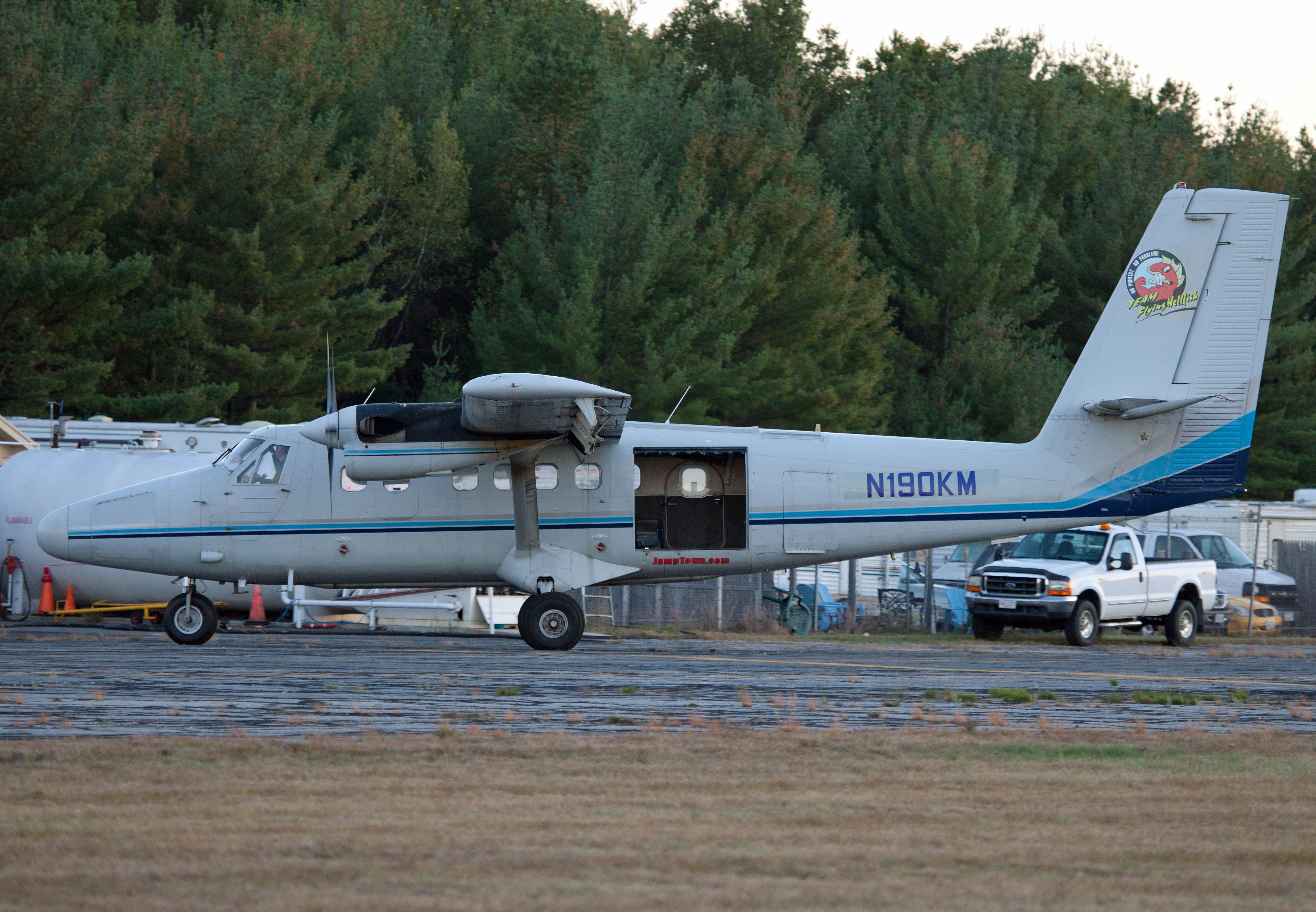 De Havilland Canada Twin Otter (N190KM) - Return after the last lift of the day.