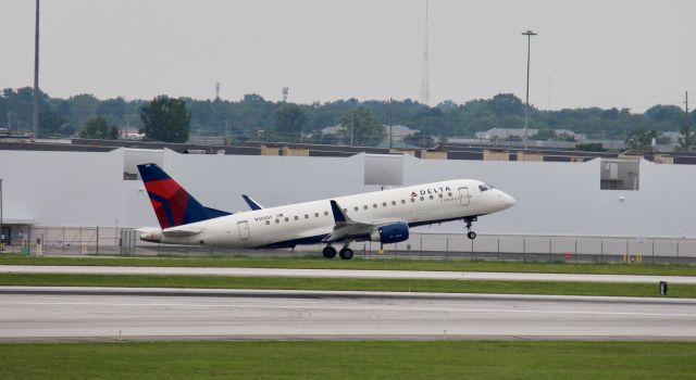 Embraer 175 (N300SY) - SKW 4624 to MSP (July 24th, 2022)