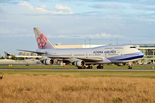 Boeing 747-400 (B-18207)