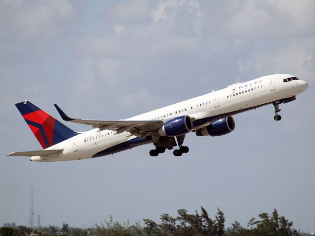 Boeing 757-200 (N657DL)