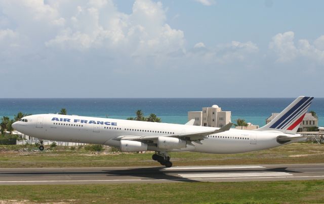 Airbus A340-300 (F-GLZT)