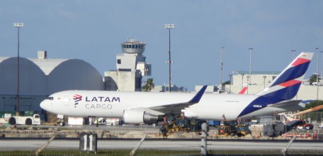 BOEING 767-300 (N536LA) - Pushback from cargo terminal!