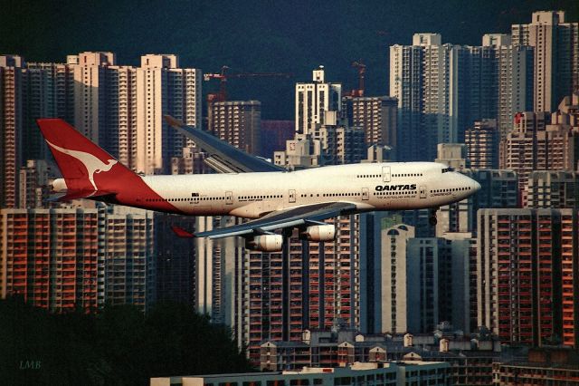 Boeing 747-400 (VH-OJF) - Hazy evening sun / Slide scan Kodak EBX