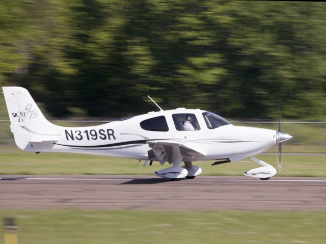 Cessna Skyhawk (N319SR) - Take off runway 08.