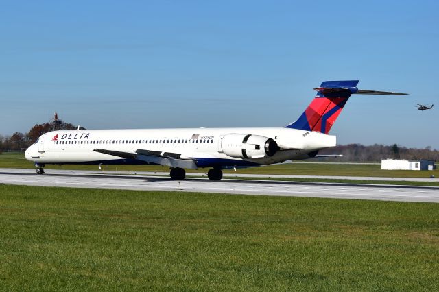 McDonnell Douglas MD-90 (N929DN)