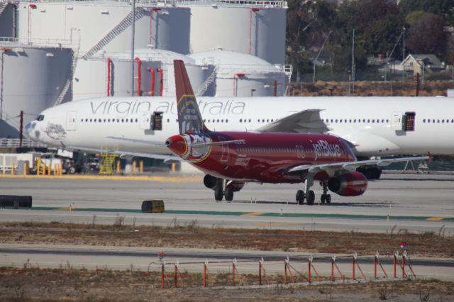 Airbus A320 (N615JB)