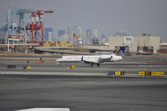 Embraer ERJ-145 (N12135)