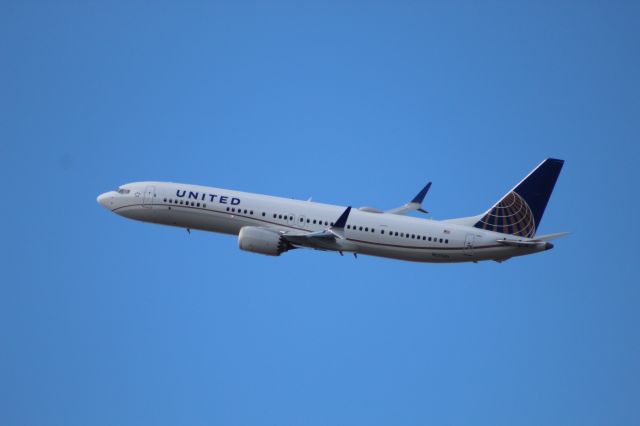 Boeing 737 MAX 9 (N27503) - United 737 MAX 9 departing runway 28R at Chicago O'hare to Houston