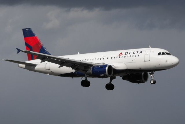 Airbus A319 (N349NB) - Delta A319 landing RWY 18