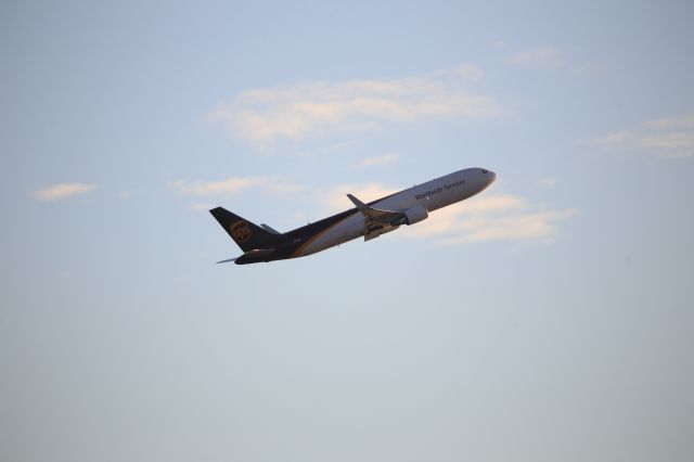 BOEING 767-300 (N346UP)