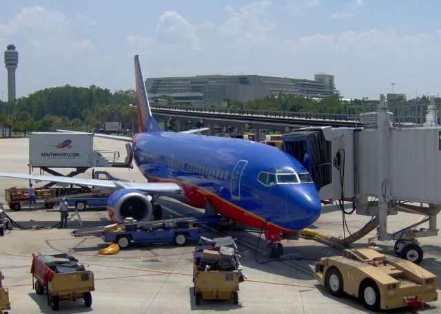 BOEING 737-300 (N603SW) - A Southwest 737 getting a quick turn around at Orlando.