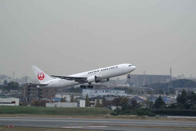 BOEING 767-300 (JA8987) - departing Itami in light mist