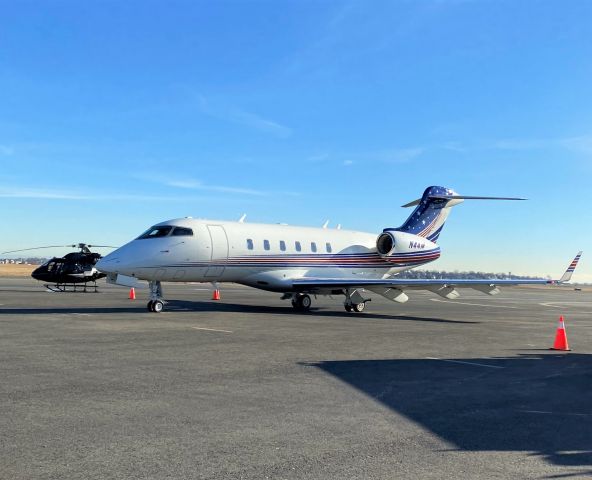 Bombardier Challenger 300 (N44M)