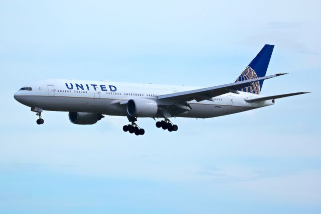 Boeing 777-200 (N784UA)