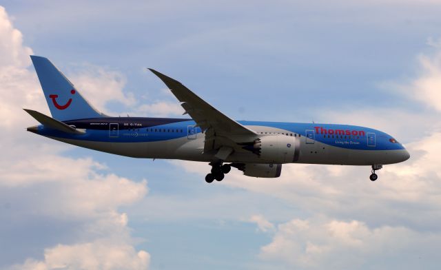 Boeing 787-8 (G-TUIA) - TOM46 landing at KSFB on 13Jul2013.