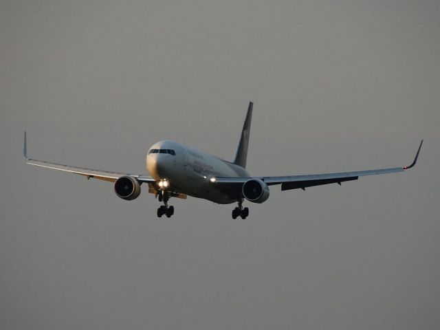 BOEING 767-300 (N337UP)
