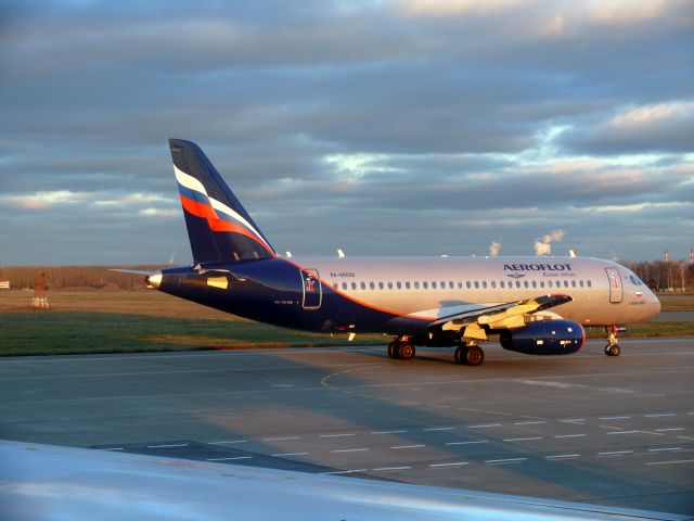 Sukhoi Superjet 100 (RA-89008)