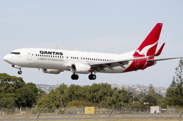 Boeing 737-800 (VH-VYC) - About to put down on runway 05. Friday 19th April 2103.