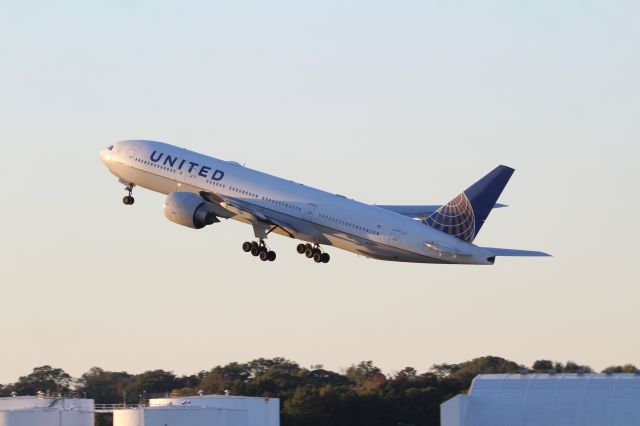 Boeing 777-200 (N78009)