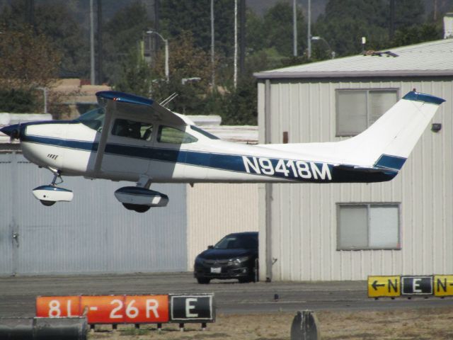 Cessna Skylane (N9418M) - Taking off RWY 26R