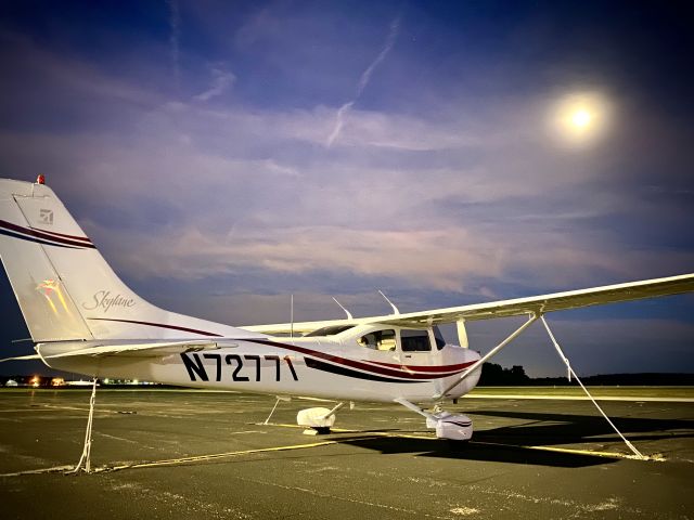 Cessna Skylane (N72771) - On the ramp at KMRT at dusk with a full moon. The glint of light reflected by the tail is from the airport beacon.