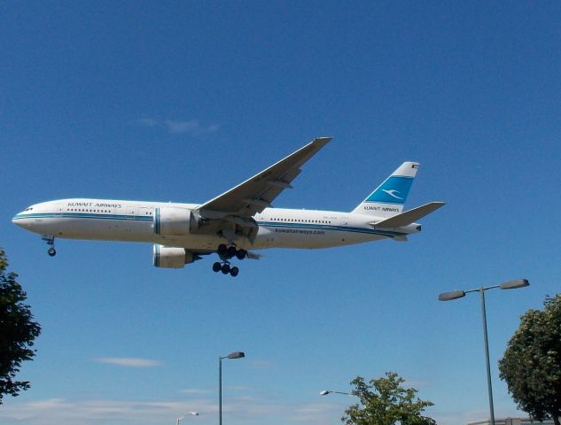 Boeing 777-200 (9K-AOB)