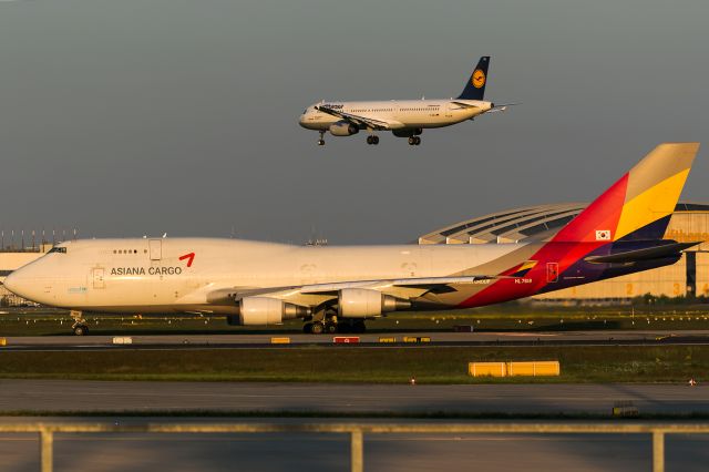 Boeing 747-400 (HL7618) - evening sun