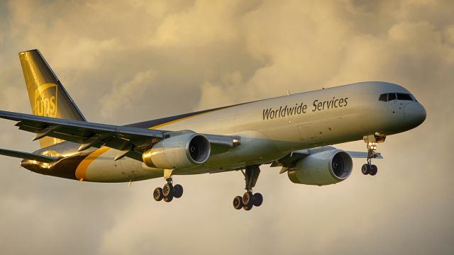 Boeing 757-200 (N464UP) - 13R approach just before sunset.br /May 26,2021