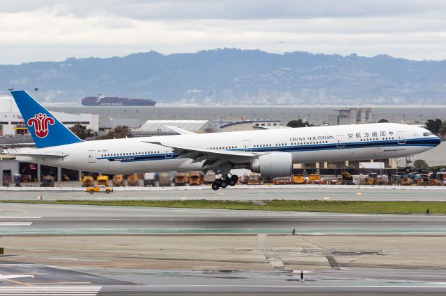 BOEING 777-300ER (B-7185)