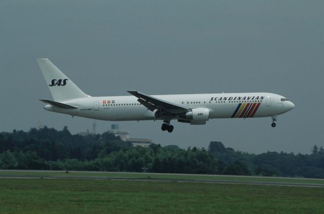 BOEING 767-300 (OY-KDO) - Short Final at Narita Intl Airport Rwy16 on 1991/08/03